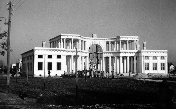 Izgradnja Plečnikovih propilej na Žalah leta 1938