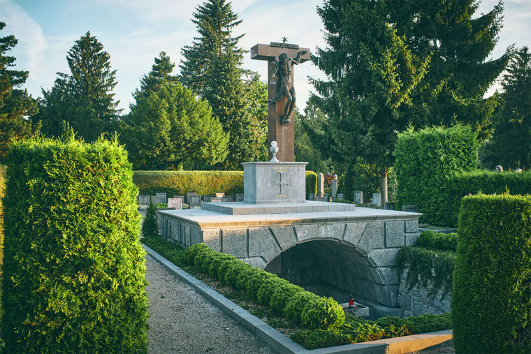 Bogastvo rastlinja na pokopališču.