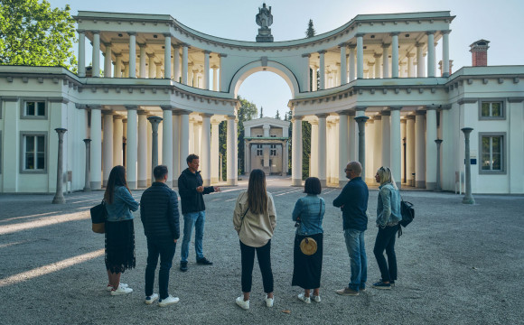 Vodeni ogledi pokopališča Žale. Skupina obiskovalcev posluša predstavitev.