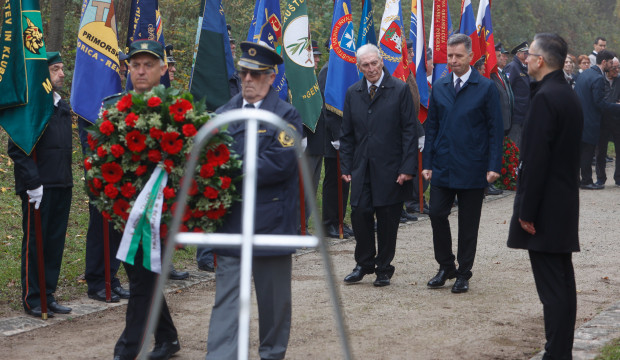 10 polaganje vencev v Gramozni jami