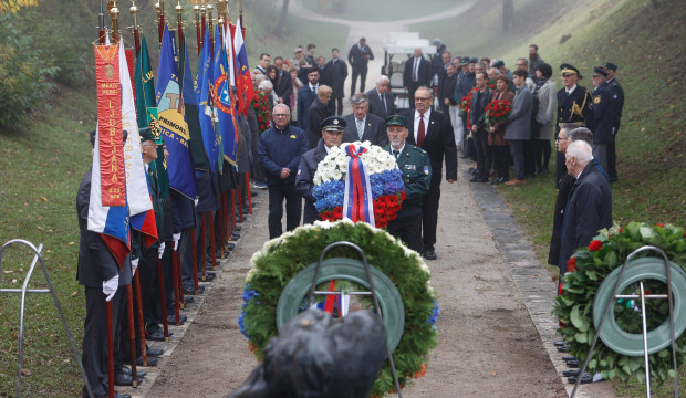 11 polaganje vencev v Gramozni jami