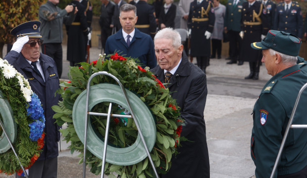 18 polaganje vencev pri spomeniku vojne za Slovenijo 91