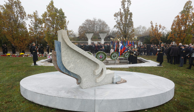 19 polaganje vencev pri spomeniku vojne za Slovenijo 91