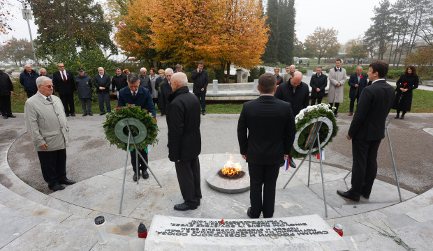 20 polaganje vencev pri spomeniku padlim ruskim in sovjetskim vojakom