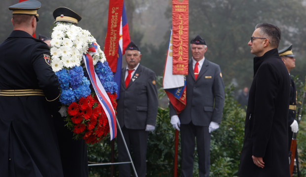 8 polaganje vencev v spominskem park padlih borcev in talcev