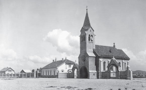 Starejša črno-bela slika, ki prikazuje cerkev.